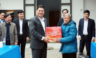 Bí thư Tỉnh ủy Nguyễn Hồng Thái tặng quà Tết tại phường Cảnh Thụy và Yên Dũng